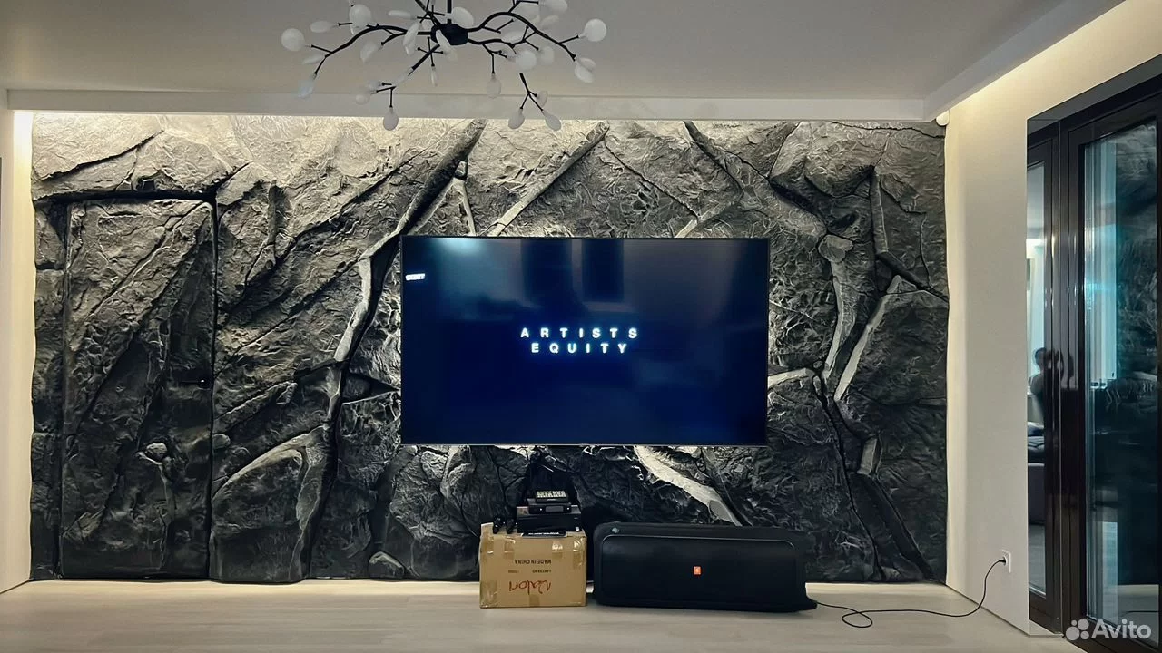 Масштабная декоративная скала в ресторане